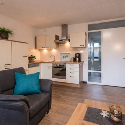 Küche mit Spülmaschine und Backofen